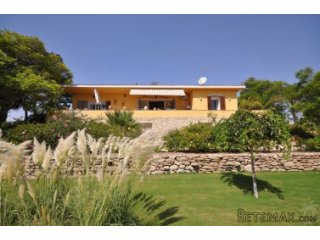 We are happy to offer this beautiful villa-finca located on..