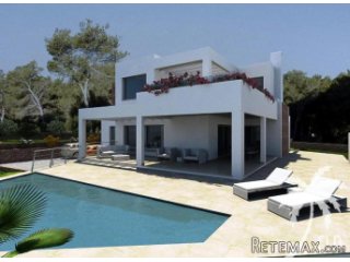 Luxury modern Villa under construction, on a well located..