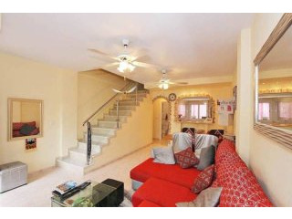 4 Bedroom 2 Bathroom Townhouse In..