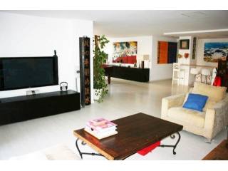 Spacious Very Sunny Fully Renovated..