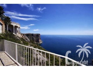 On an impressing plot, first line sea, we find this 5 bed..