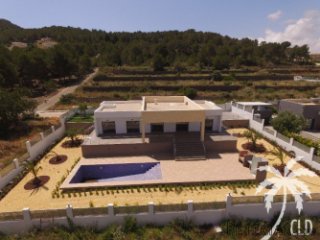 Strategically located midway between the Arenal Sandy beach..