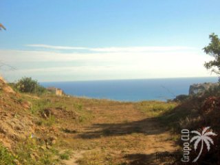 Building plot near the seafront with superb sea views.