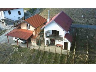 Dvije vikendice sa vinogradom na brijegu iznad Krapine!