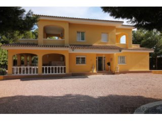 This beautiful and ample villa is located in a very quiet..