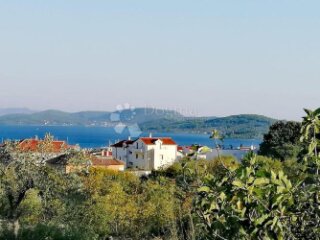 VODICE, atraktivno građevinsko zemljište s pogledom na more