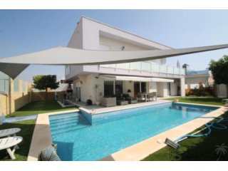 Only 4 kilometers from the sandy beach of Arenales del Sol..
