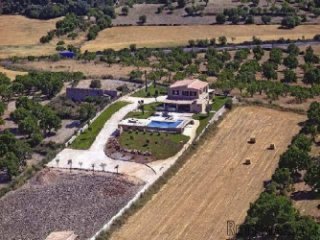 This country house is a genuine oasis, atop a hill in the..