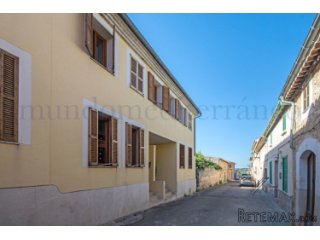 Modern townhouse in the center of Campanet, spacious..