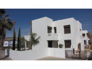 In Algorfa, close to the golf course, these modern..