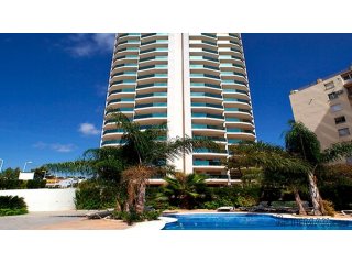 Los apartamentos se ubican en Calpe, en un complejo..