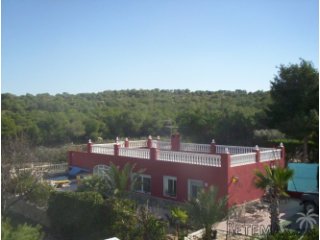 Beautiful detached villa located in a quiet cul-de-sac..
