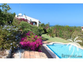 Villa with sea views in the sought after urbanization El..