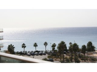 Un moderno complejo residencial Larimar de reciente..