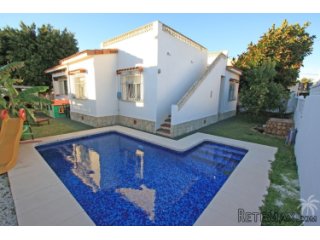 Cozy villa for sale at just 200 m far from the first beach..