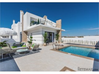 Amazing villa in Los Alcázares. On the first floor you will..