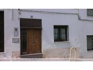 Nicely presented Town House In Oliva..