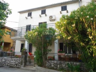 Buzet, lijepa obiteljska kuća 90 m2