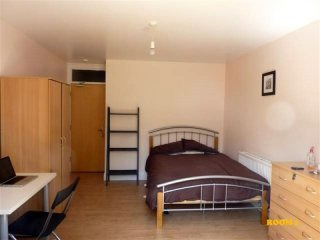 Single with double bed near Manor House..