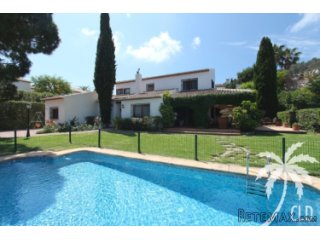 Beautiful villa with sea views located in the prestigious..