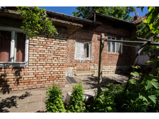 Lovely 3-bedroom House with big yard..