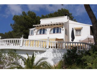 Beautifully maintained detached villa..