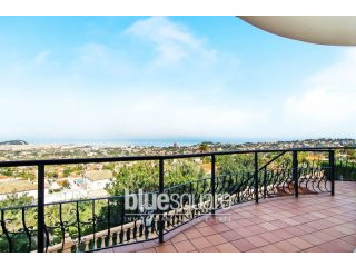High standard villa with sea view over..
