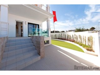 Townhouse with a large open ground floor with a..