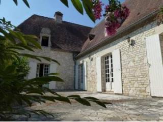 4 bed Périgourdine home with 2 garages..