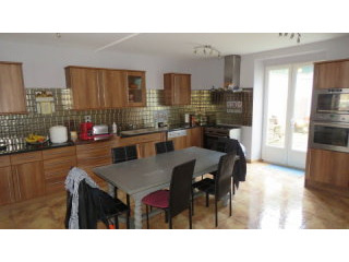 HUGE beautifully renovated townhouse in..