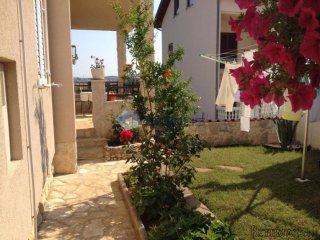 Šibenik, Vodice, 3 apartmana + suteren, vrt, parking mjesta