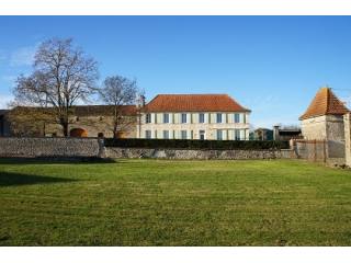 Beautiful Charentaise house with lots..