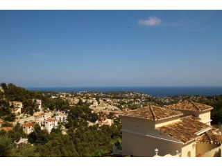 Beautiful plot with superb sea views in..
