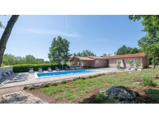 Prekrasna Villa sa prostranom okućnicom 9400 m²