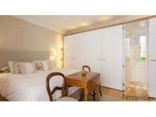 Elegant and bright 138 m2 apartment in a side street of the..