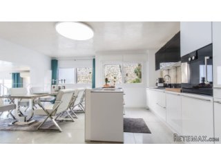 Beautiful newly reformed apartment with amazing sea views..