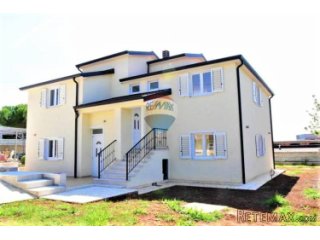 POREČ-kuća s dva velika stana
