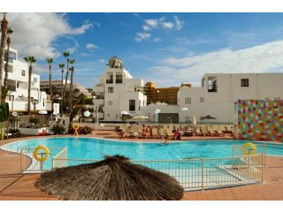 2 Bed 2 Bath Poolside Apartment for..