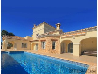 Immaculate villa with guest apartement built in 2001 on an..