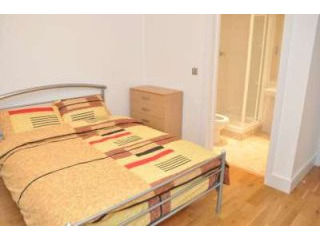 Single with double bed near Canary..