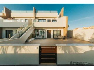 Los bungalow están ubicados en un complejo residencial en..