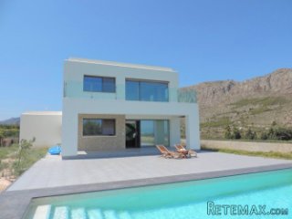 This modern property is located in the middle of nature, on..