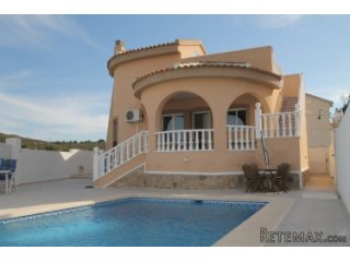 This single storey villa with spectacular views over the..