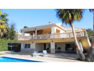 Luxury 5 bedroom villa close to the sea