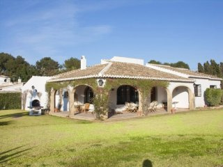 5 bedroom villa on large flat plot in..