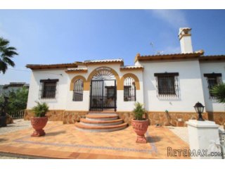 Situated in Daya Vieja we have for sale this very spacious..