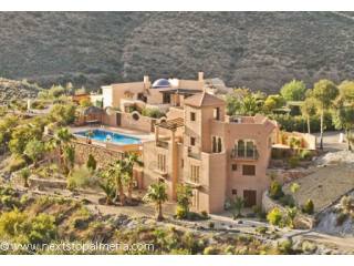 6 bedroom house with 10 x 5m pool -..