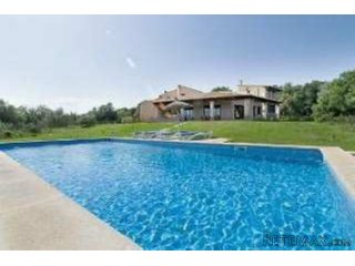 The elevated position of this enchanting country house..