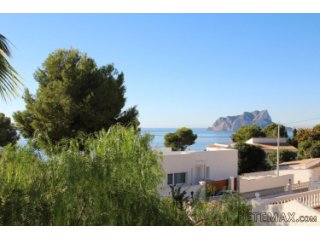 A large villa to renovate or demolish on a second line..