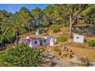 Ideally located right on the edge of the village, this..